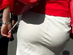 Señora sentada en pe ...